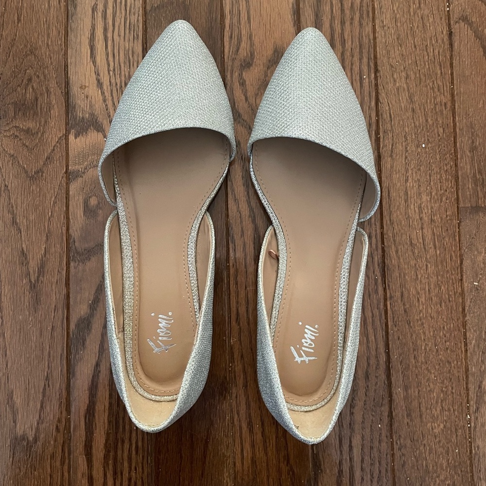 FIONI WOMEN’S SILVER SPARKLE FLATS